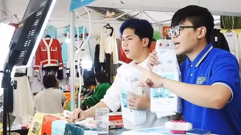 附图。