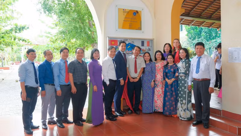 周文廉高中达到法国教育质量认证标准的学校。