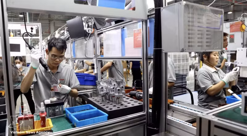 兴安省太平经济区越南Keystone Electrical 公司的工人。（图片来源：越通社）