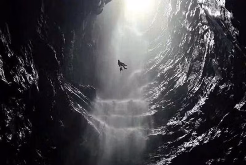 风芽-盖板洞穴内发现高达350米的罕见瀑布。（图片来源：年轻人报）