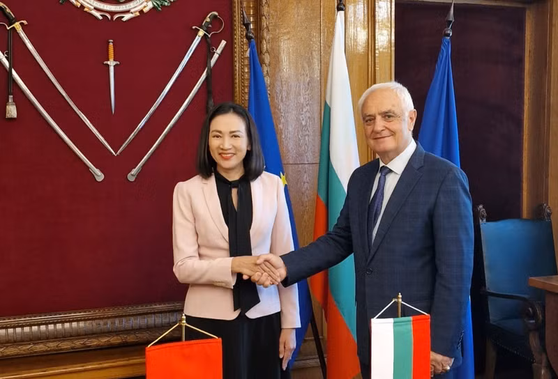 越南驻保加利亚大使阮氏明月与保加利亚国防部长阿塔纳斯·扎普里亚诺夫。（图片来源：越通社）