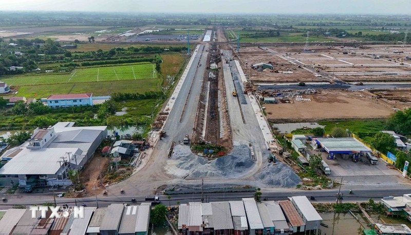 通往VSIP芹苴工业园区的道路与80号国道交汇处。（图片来源：越通社）