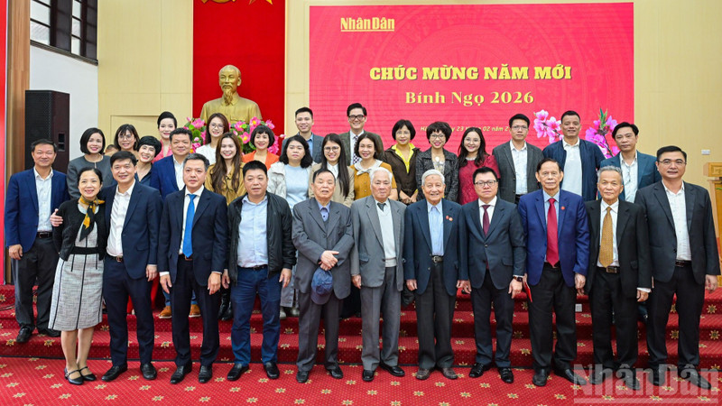 《人民报》社历任领导以及众多干部、记者和编辑员合影。