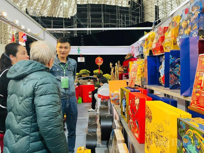 观众参观2026年春季博览会。