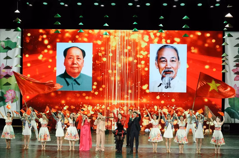 歌颂越中睦邻友好情谊的文艺节目传递两国关系美好前景的信息。（图片来源：越通社）