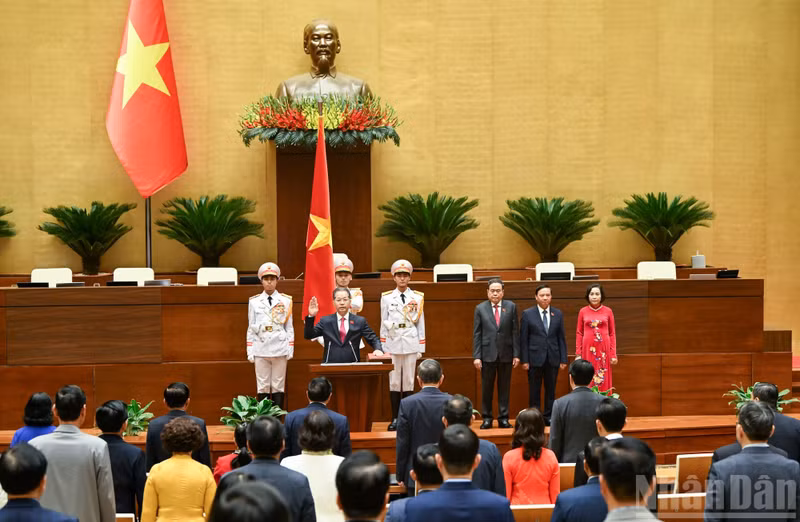 越南最高人民法院院长阮文广宣誓就职。