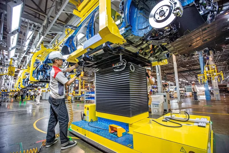 工人在泰国罗勇府的一家汽车厂工作。（图片来源：新华社/越通社）