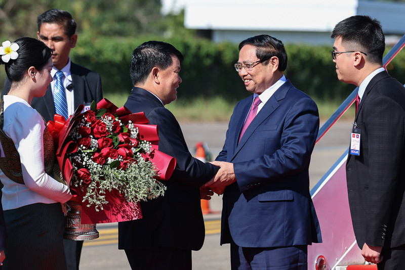 越南政府总理范明正抵达万象。（图片来源：VGP）