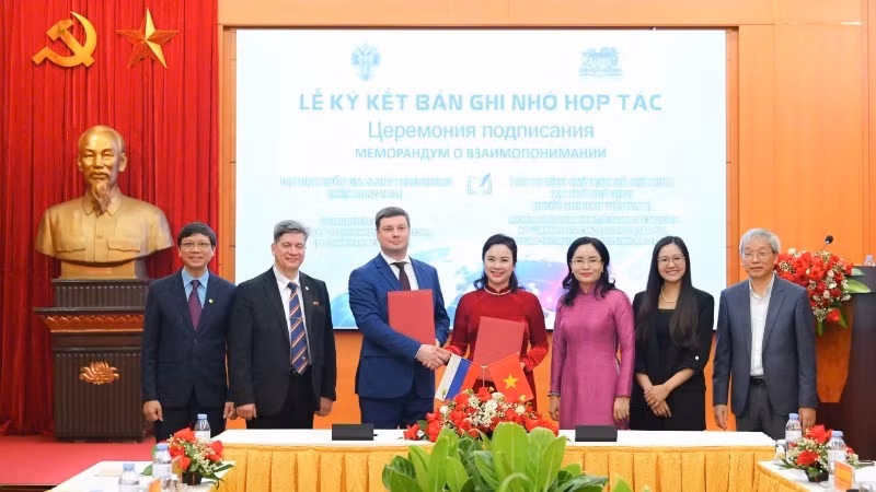 越南胡志明主席遗迹区与俄罗斯圣彼得堡国立大学合作谅解备忘录签署仪式现场。（图片来源：越通社）