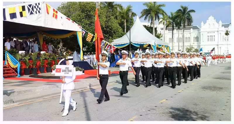 越南人民海军代表团参加在马来西亚举行的友好阅兵。（图片来源：海军报）