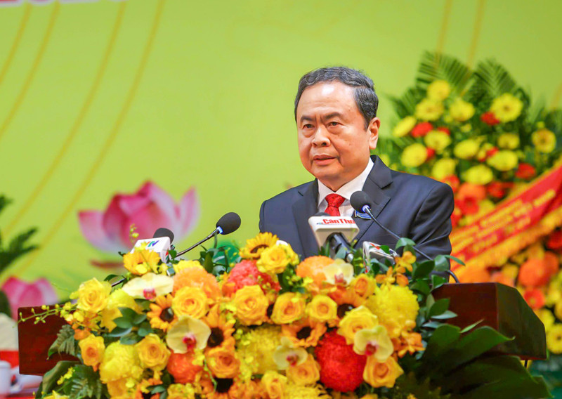 国会主席陈青敏发表讲话。