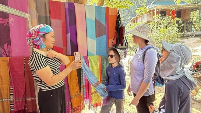 烂外村手工织锦产品深受外国游客青睐。（图片来源：越通社）