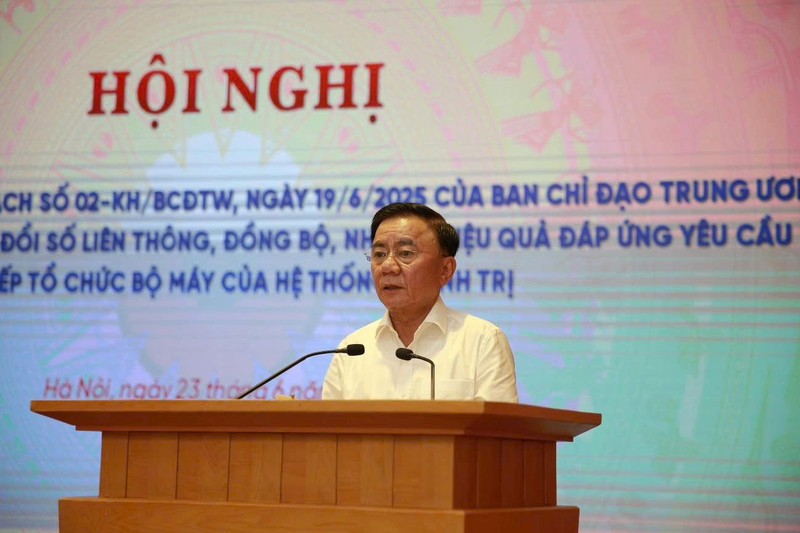 越共中央政治局委员、中央书记处常务书记、中央科技创新与数字化转型指导委员会副主任陈锦秀主持会议。