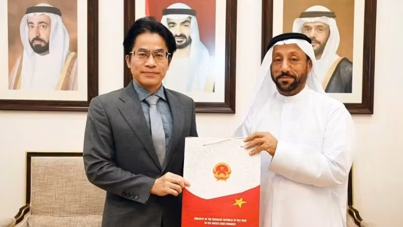 越南驻阿联酋大使阮清叶和阿联酋沙迦工商会主席。