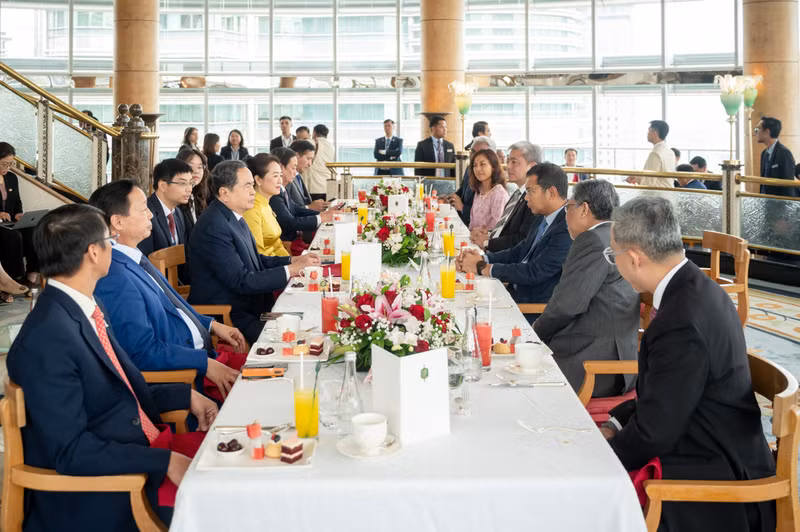 越南国会主席陈青敏同马来西亚国家石油公司领导进行座谈。（图片来源：人民代表报）