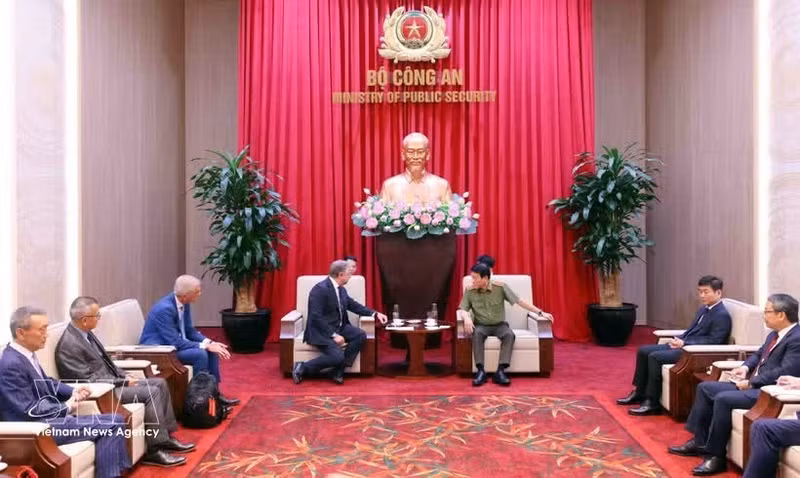 越共中央政治局委员、公安部长梁三光大将会见来访的意大利莱奥纳多集团高级副总裁丹尼埃莱·塔瓦尔诺。（图片来源：越通社）