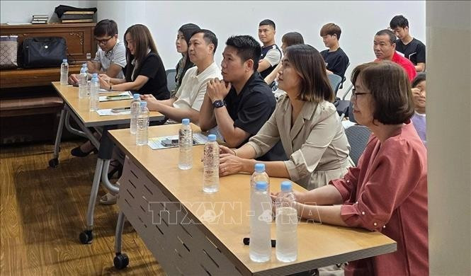 为在韩华城工作的越南劳务人员提供法律咨询。（图片来源：越通社）