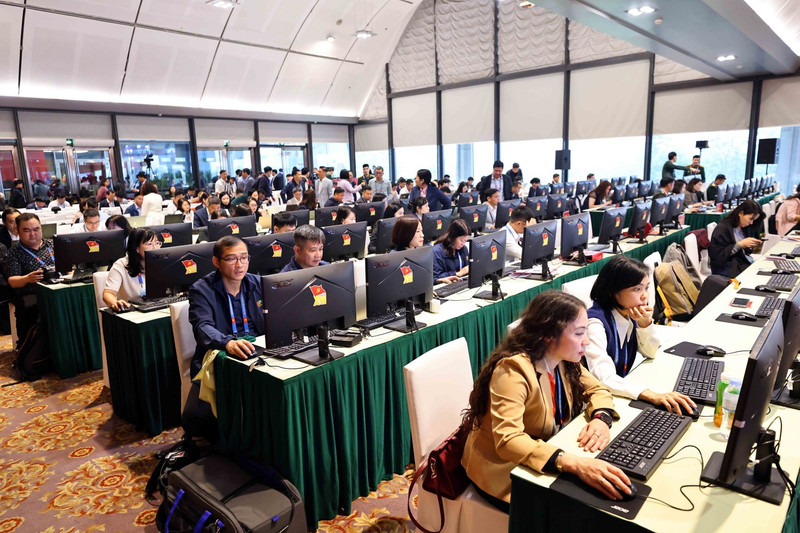 在新闻中心开展采编工作的记者。（图片来源：越通社）