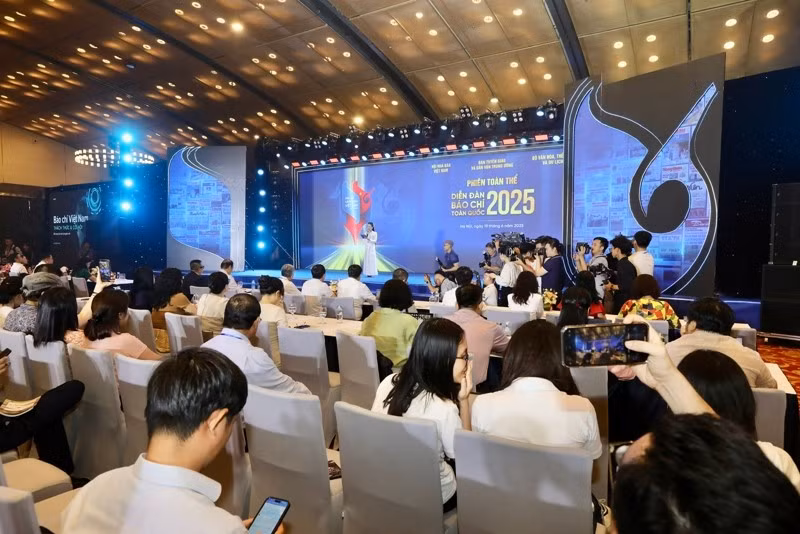 第二届全国新闻论坛拉开序幕。