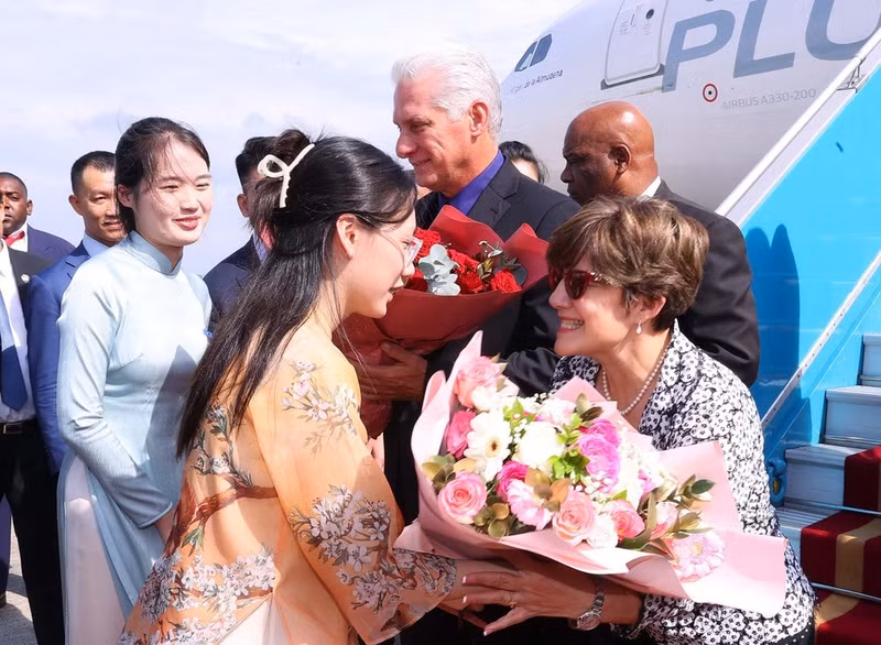 首都少女在机场送花欢迎古共中央第一书记、古巴共和国主席米格尔·迪亚斯—卡内尔·贝穆德斯及夫人。（图片来源：越通社）