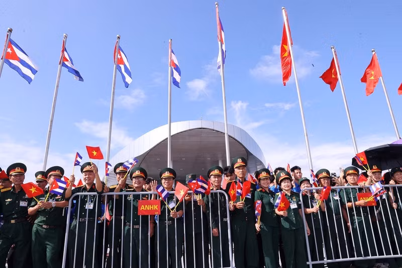 首都河内民众欢迎古共中央第一书记、古巴共和国主席米格尔·迪亚斯—卡内尔·贝穆德斯访越。（图片来源：越通社）