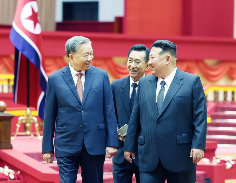 朝鲜劳动党总书记、朝鲜民主主义人民共和国国务委员长金正恩欢迎苏林总书记访问朝鲜。