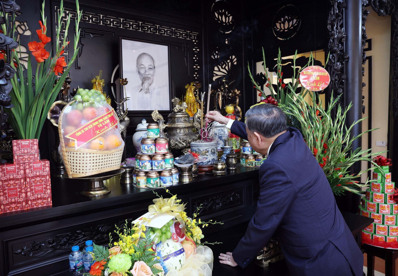 越共中央总书记苏林在河内行横街48号遗址上香缅怀胡志明主席。（图片来源：越通社）