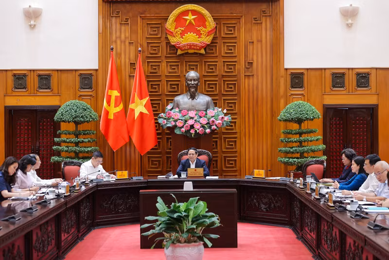 范明正总理主持会议。（图片来源：VGP）