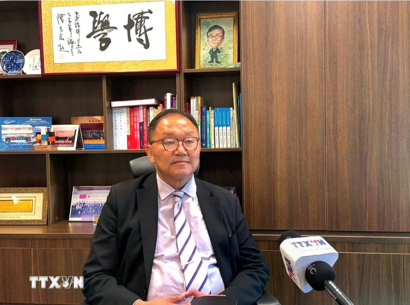 香港中文大学教授、香港立法会议员黄锦辉在接受记者采访。（图片来源：越通社）