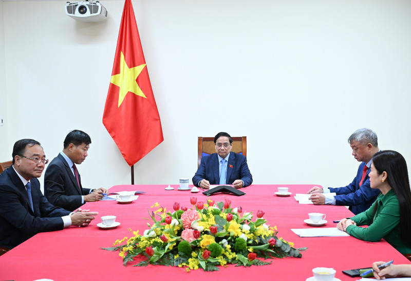 越南政府总理范明正同泰国总理阿努廷·参威拉恭通电话。