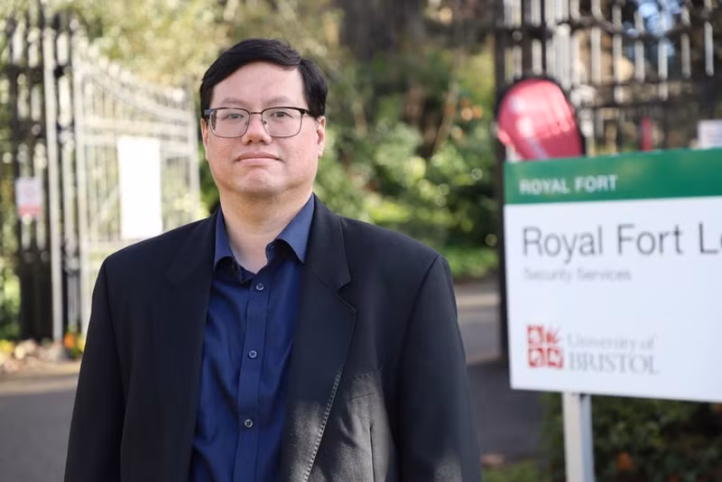 英国布里斯托大学高级讲师胡国俊博士。