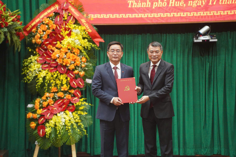 中央组织部部长黎明兴向阮廷忠同志颁发决定书。（图片来源：VGP）
