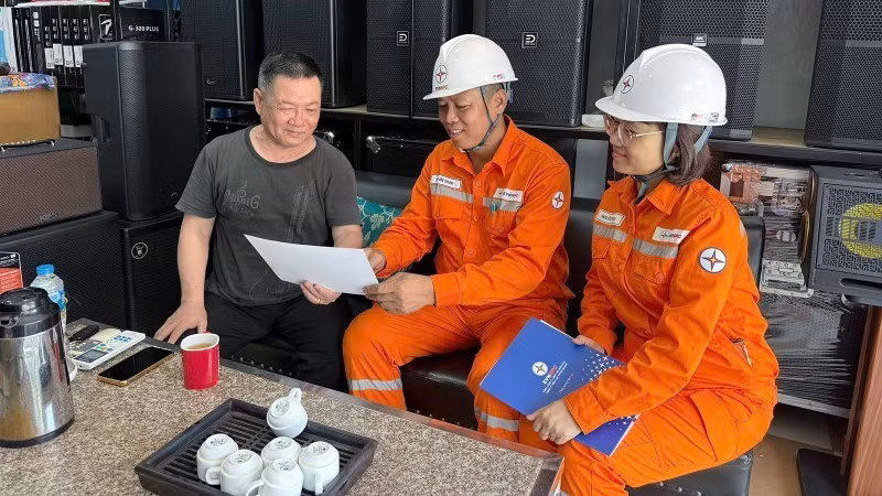宣光电力公司人员向当地人民宣传夏季节能措施。