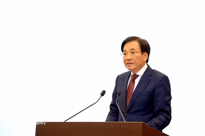 越南政府发言人陈文山部长在会上发表讲话。（图片来源：越通社）