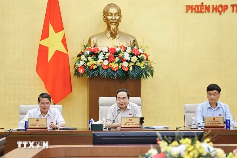 国会主席陈青敏发表讲话。（图片来源：越通社）