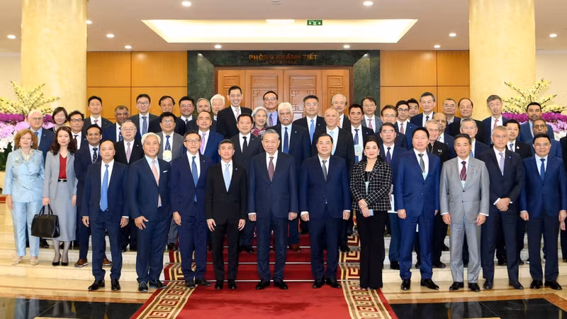 苏林总书记和多家大型国际集团和企业领导人合影。