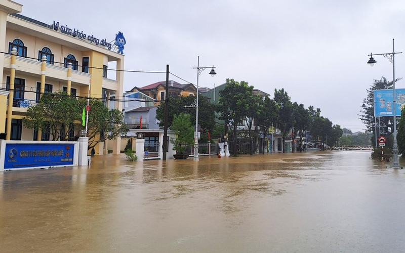 顺化市裴氏春路路面积水严重。(图片来源:越通社)