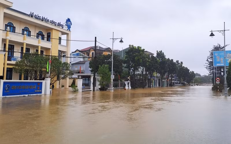 顺化市裴氏春路路面积水严重。（图片来源：越通社）