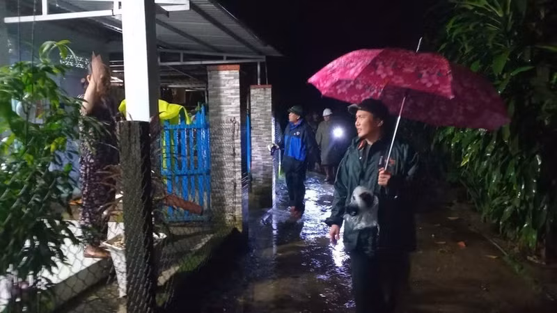 岘港市人民委员会副主席陈南兴视察受灾地区。（图片来预案：越通社）