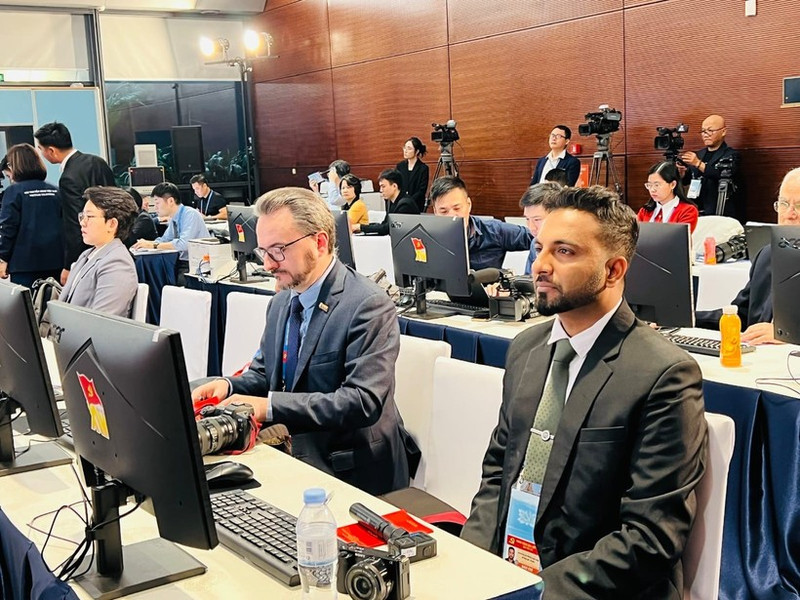 关注越共十四大的国际代表 （图片来源：越通社）