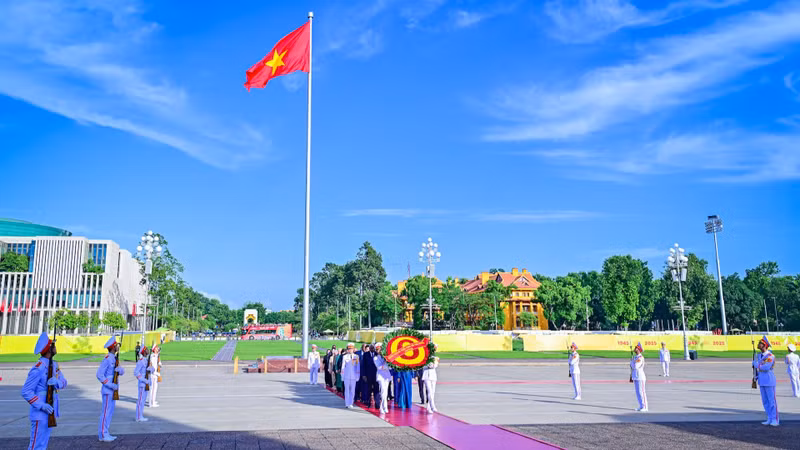 古巴全国人民政权代表大会主席埃斯特万·拉索·埃尔南德斯一行入陵瞻仰胡志明主席遗容。