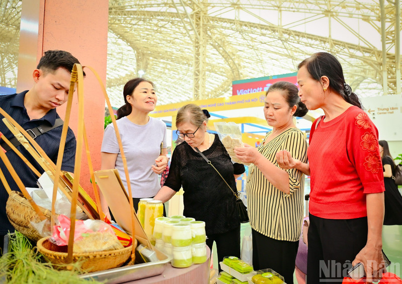 河内秋季特有的扁糯米制品吸引了当地居民和游客。