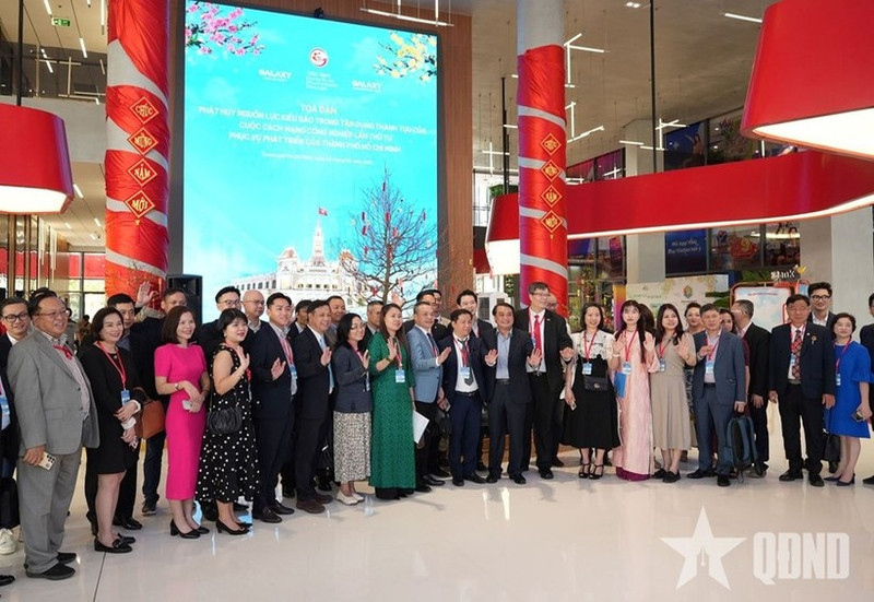 与会代表在"侨胞与越南投资机遇：破除障碍—激活资源"座谈会上合影 。（图片来源：《人民军队》报）