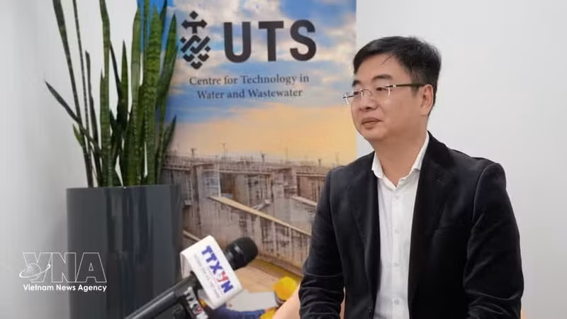 悉尼科技大学环境与水资源中心主任、澳大利亚越南知识分子与专家协会主席严德龙教授接受越通社驻悉尼记者的采访。（图片来源：越通社）