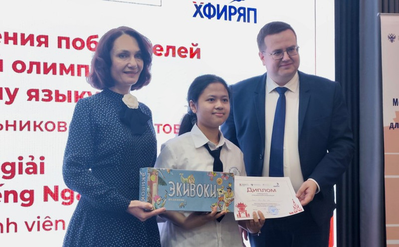 组委会向参赛选手颁发了奖项。