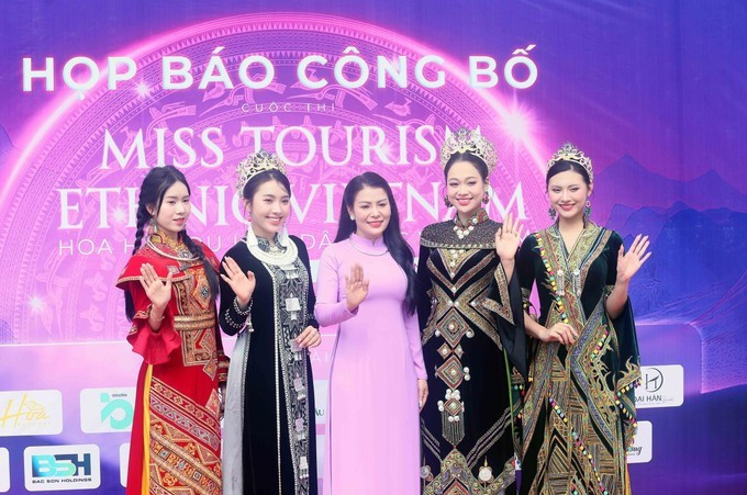 组委会代表与多位佳丽共同启动2025年越南民族旅游小姐大赛。（图片来源：越通社）