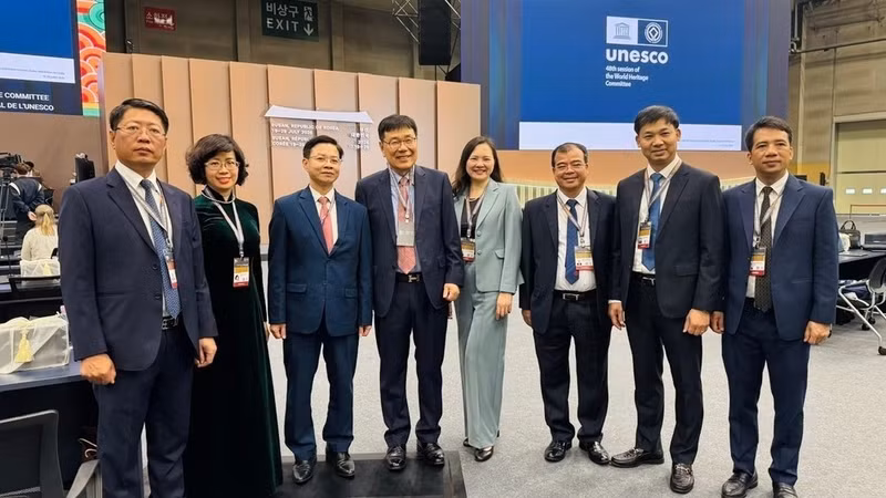 越南外交部副部长吴黎文与各位代表合影。（图片来源：越通社）