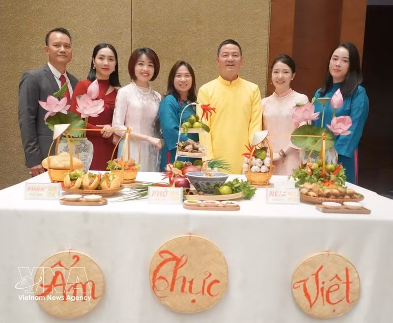阮春面老师·（右三）参加在中国重庆举行的越南美食推介活动。（图片来源：越通社）。