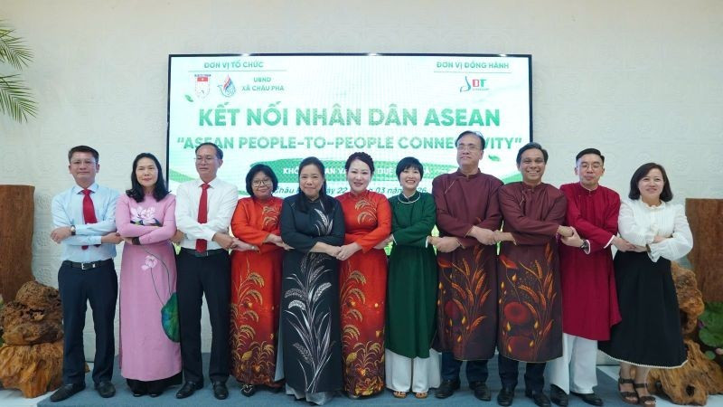 东盟各国驻胡志明市总领事代表和当地政府领导合影留念。