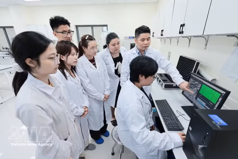越南农业学院农学系的学生和讲师。（图片来源：VGP）
